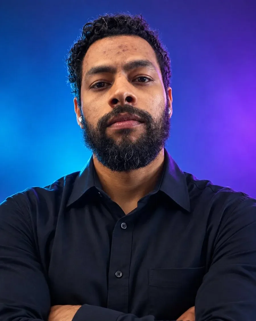 Marcos Cruz, psicólogo clínico, de braços cruzados